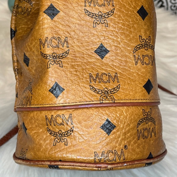 (MT169) Authentic Vintage MCM Bucket Bag/Crossbody - Picture 4 of 9